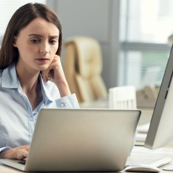 Dame sender krypert e-post på laptop.
