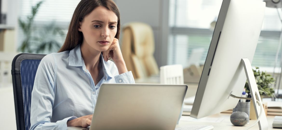 Dame sender krypert e-post på laptop.