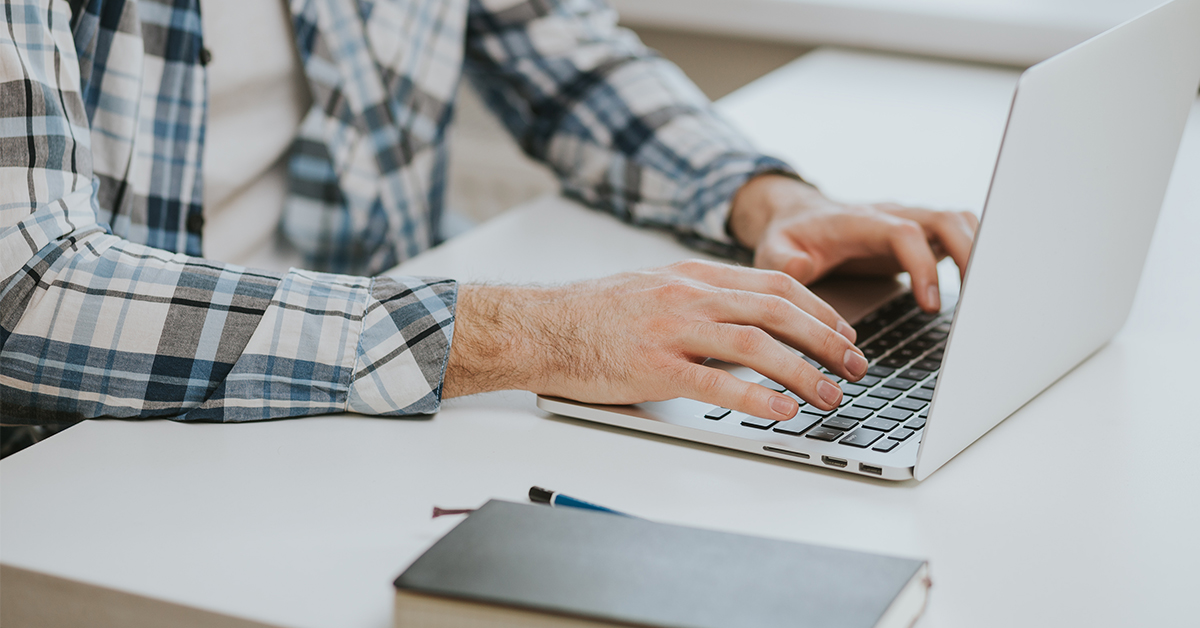 Opplæring i datasikkerhet på laptop.